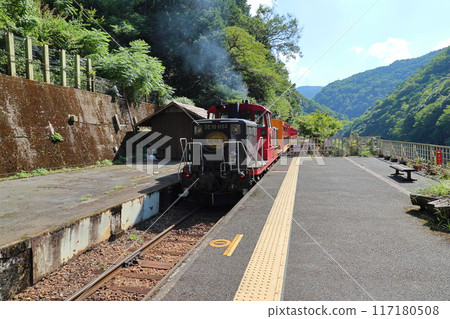 Sagano Sightseeing Railway Torokko Hozukyo Station / Hozugawa River Boat [Arashiyama, Nishikyo-ku, Kyoto City, Kyoto Prefecture] 117180508