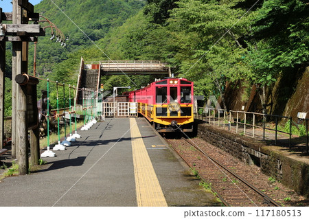 Sagano Sightseeing Railway Torokko Hozukyo Station / Hozugawa River Boat [Arashiyama, Nishikyo-ku, Kyoto City, Kyoto Prefecture] 117180513