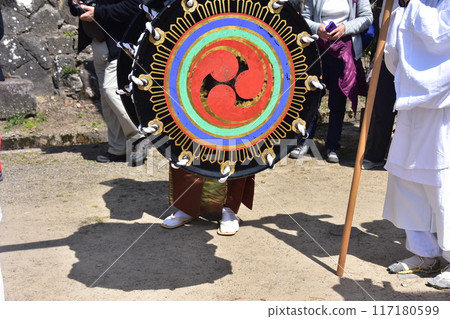 日本岐阜縣高山市，春季高山節，參加遊行的人們和觀看的遊客，一個帶著儀式飾品的男人 117180599