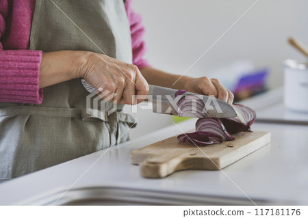 一位資深婦女切洋蔥的手 117181176