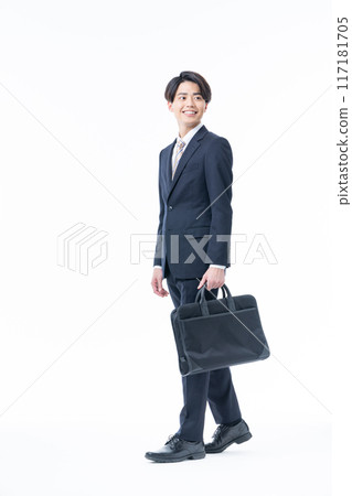 年輕商人帶著白色背景行走 年輕商人帶著白色背景行走 117181705