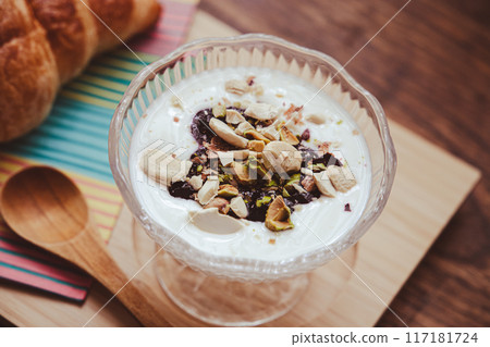 優格健康早餐用腰果、開心果和藍莓果醬 117181724