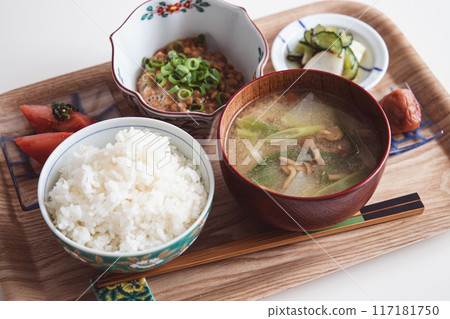 健康的日式早餐，包括白米飯、滑子、蘿蔔、蔥味噌湯和納豆。 117181750