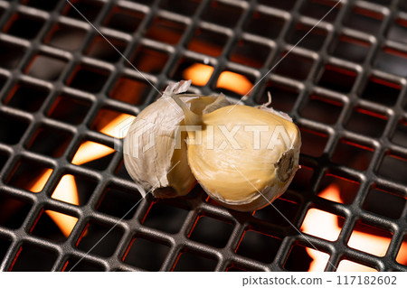 grilled garlic 117182602