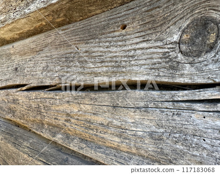 Old log wall. The logs are cracked and eaten by bugs. 117183068