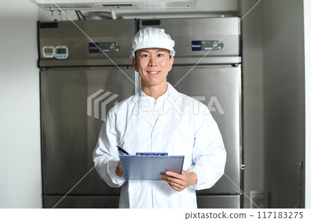 穿著衛生服的亞洲男子在廚房檢查 117183275