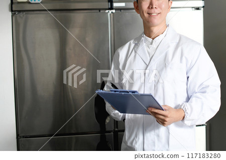 穿著衛生服的亞洲男子在廚房檢查 117183280