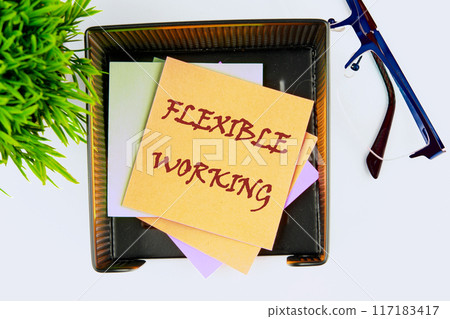 Day working week concept. FLEXIBLE WORKING words on yellow sticker has a top view 117183417