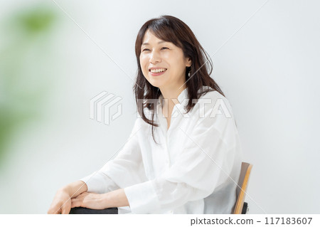 Middle woman portrait beauty 117183607