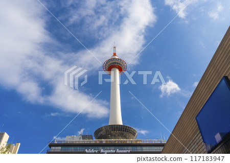 京都塔在夏日的天空下熠熠生輝 京都塔在夏日的天空下熠熠生輝 117183947
