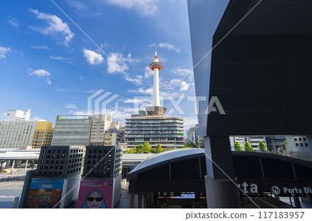 京都塔在夏日的天空下熠熠生輝 京都塔在夏日的天空下熠熠生輝 117183957