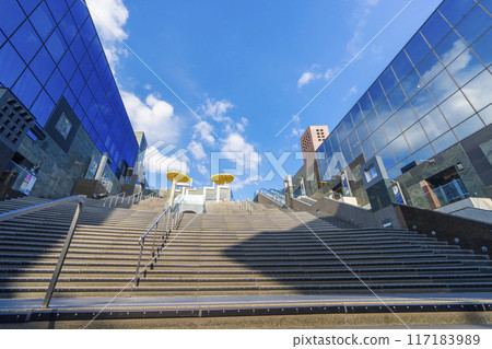 京都站夏日的天空和大樓梯 京都站夏日的天空和大樓梯 117183989