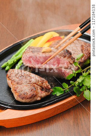 Steaming steak 117184138