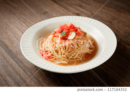 Tomato and tuna cold pasta 117184352