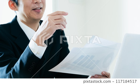 老闆一邊看文件一邊解釋 117184517