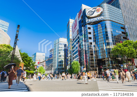 Holiday Ginza Sukiyabashi Scramble Crossing 117184836