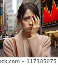一位鬱悶的女人在股價波動中低著頭 117185075