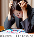 一位鬱悶的女人在股價波動中低著頭 117185078