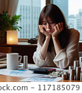 一位鬱悶的女人在股價波動中低著頭 117185079