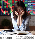 一位鬱悶的女人在股價波動中低著頭 117185090