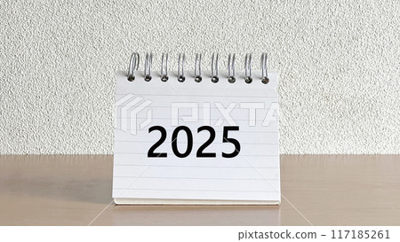 The word 2025 written on a notepad on a table 117185261