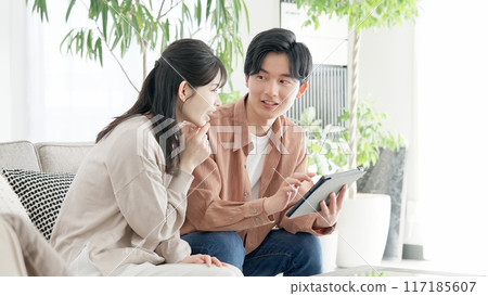 夫婦瀏覽房地產和旅遊網站 117185607