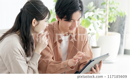 夫婦瀏覽房地產和旅遊網站 117185609