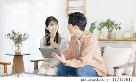 夫婦瀏覽房地產和旅遊網站 夫婦瀏覽房地產和旅遊網站 117185615