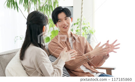 夫妻倆在客廳聊天 117185860