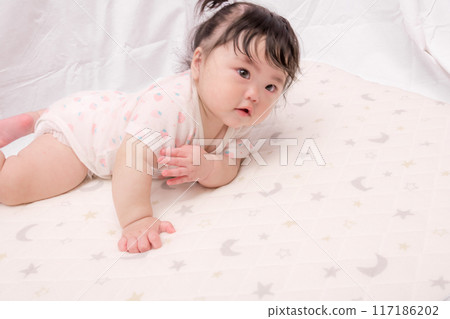 [綁著頭髮的嬰兒開始爬行] 117186202