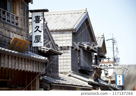 伊勢街道 老式商店街和招牌 117187268