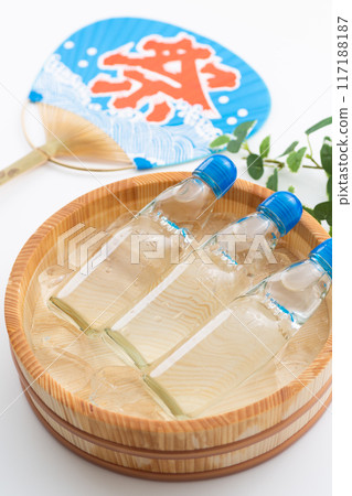 汽水在一桶水和冰以及節日扇子中冷卻 117188187