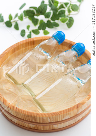 在一桶水和冰中冷卻的彈珠汽水 117188217