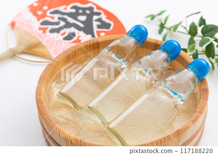 汽水在一桶水和冰以及節日扇子中冷卻 117188220