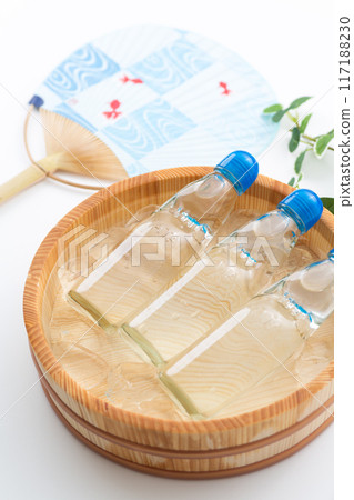 汽水和風扇在水和冰桶中冷卻 汽水和風扇在水和冰桶中冷卻 117188230