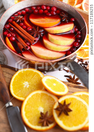 Copper pot full of red mulled wine 117189255