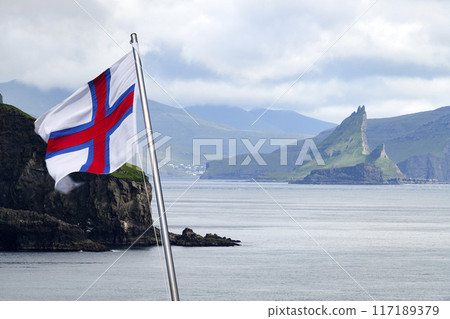 View of the Drangarnir and Tindholmur sea stacks 117189379