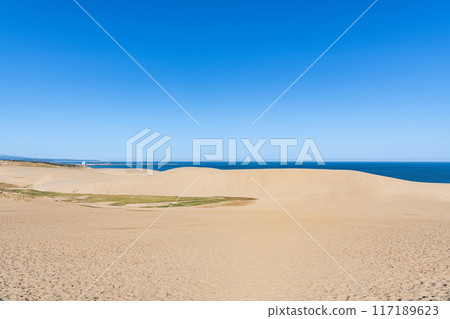 Tottori City, Tottori Prefecture Tottori's representative tourist spot Tottori Sand Dunes on a clear day (uninhabited) 117189623
