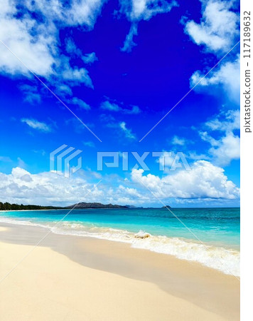 Sea and sky in Hawaii 117189632