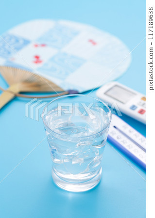 Heat stroke prevention image (water, thermometer, air conditioner remote control, and fan) Heat stroke prevention image (water, thermometer, air conditioner remote control, and fan) 117189638
