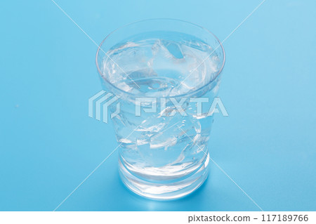 Ice water in a glass Ice water in a glass 117189766