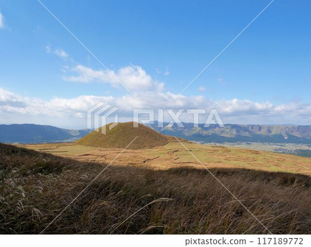 Autumn scenery of Mt. Aso and Yonezuka (Kumamoto Prefecture) 117189772