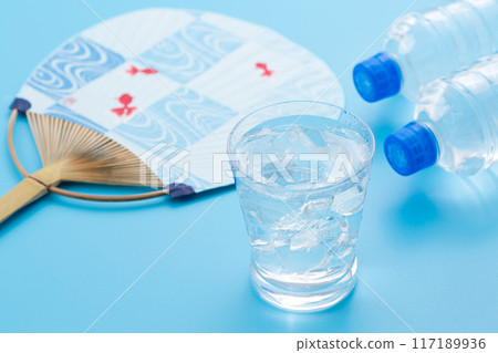 一杯冰水、一把風扇、一個塑膠瓶 117189936