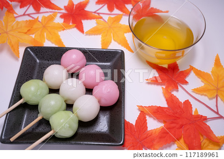 三色團子和秋葉 117189961