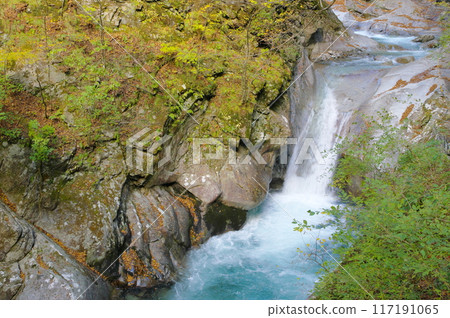西澤谷和帝泉瀑佈在秋天 西澤谷和帝泉瀑佈在秋天 117191065