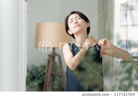 女人按摩肩膀，肩膀僵硬 117191764