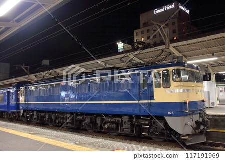 EF65-501 at the head of the Blue Train (commemorative special train commemorating the 150th anniversary of the opening of the Port of Yokohama)_Photo taken on August 29, 2009 EF65-501 at the head of the Blue Train (commemorative special train commemorating the 150th anniversary of the opening of the Port of Yokohama)_Photo taken on August 29, 2009 117191969