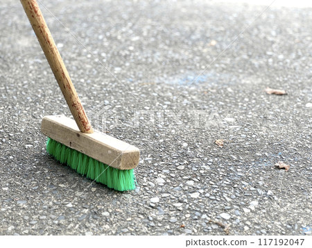 Deck brush for scrubbing the ground 117192047