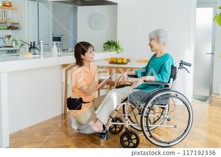 照顧坐在輪椅上的婦女 117192336