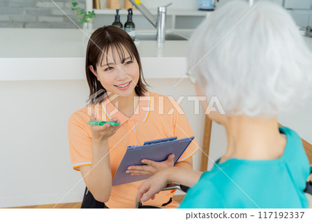 照顧坐在輪椅上的婦女 117192337